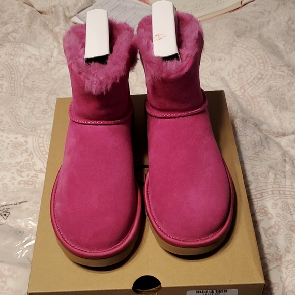UGG Boots - Picture 2 of 4